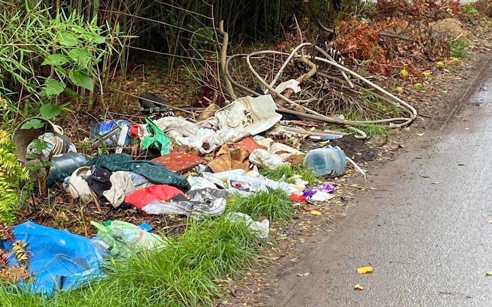 Vecinos reclaman por un basural a cielo abierto en Villa Elisa 