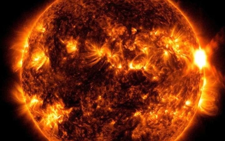Fuerte erupción solar con alto impacto en la zona iluminada de la Tierra