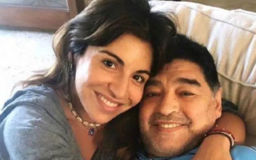 Gianinna Maradona reveló los chats privados que exponen a Agustina Cosachov, Maxi Pomargo y las hermanas de Diego