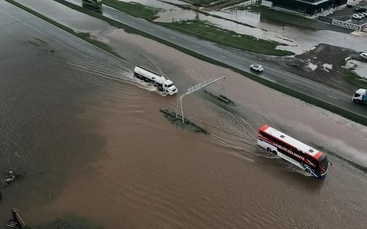 VIDEO.- El temporal en la Provincia: la ruta 9 un mar, un micro con niños atrapados y un intendente inundado en su casa