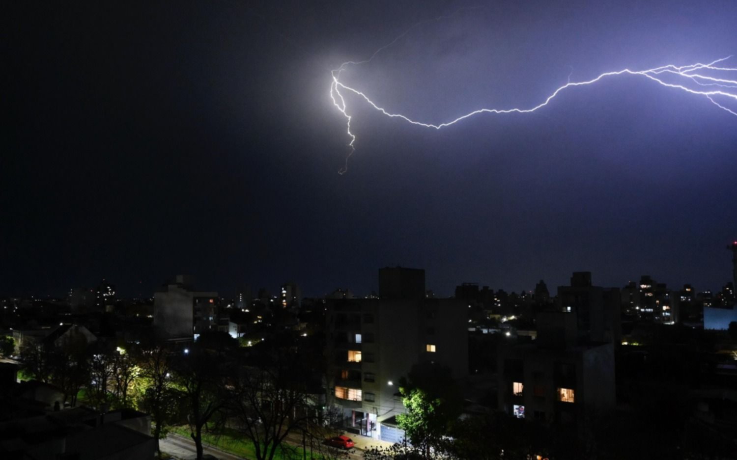La Plata sigue en alerta naranja y se esperan más lluvias con vientos hacia la noche: el clima, hora a hora