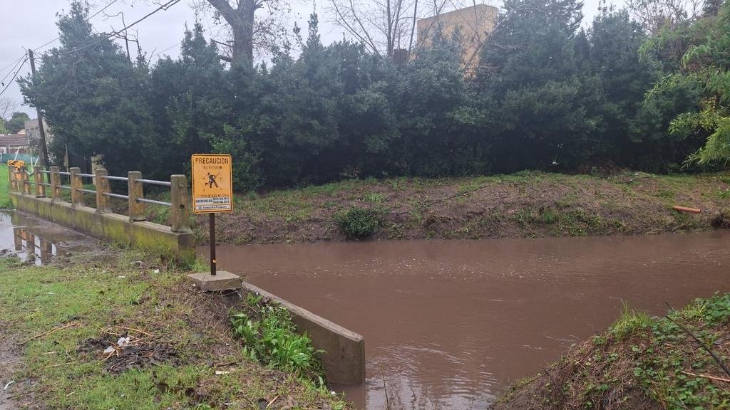 El agua dejó calles anegadas y se multiplicaron los reclamos