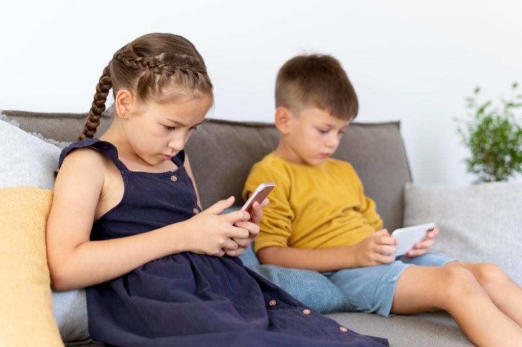 El primer celular: entre el deseo de los niños y los miedos de los padres