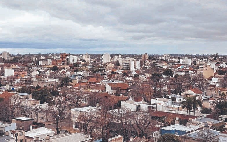 Para comprar por 100 mil dólares a 20 años, entre 2 y 3 millones de ingreso
