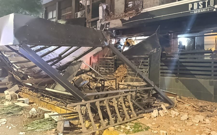 Derrumbe fatal en Córdoba: un muerto y varios heridos tras colapsar el techo del primer piso de un edificio sobre un bar