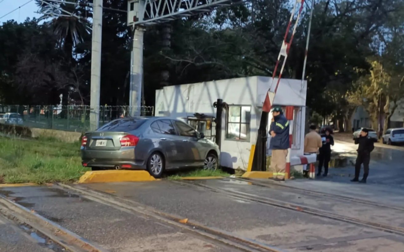Dos autos chocaron y uno se estrelló contra la garita de 1 y 38: el Tren Roca estuvo interrumpido