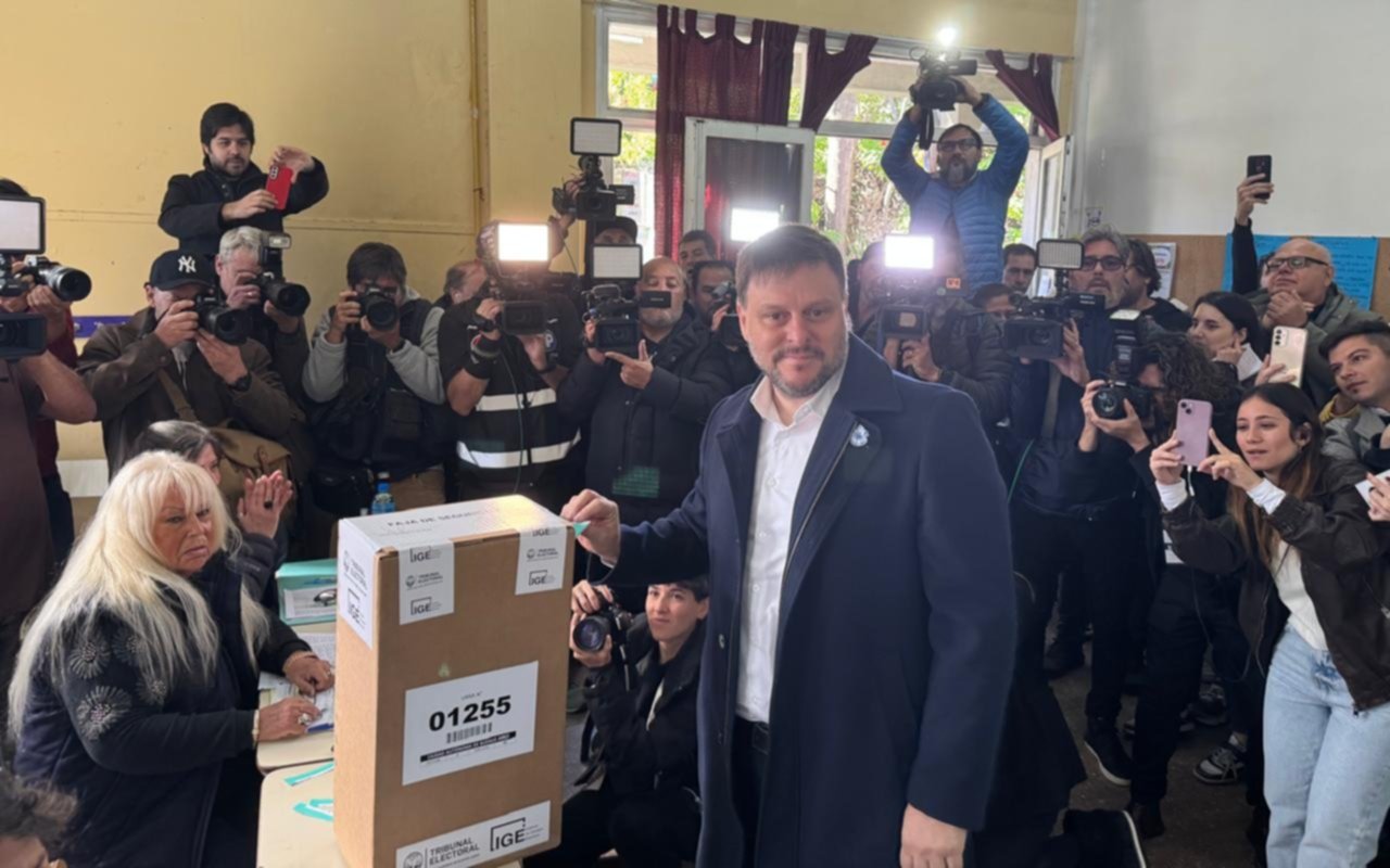 Leandro Santoro votó y se refirió al video del PRO hecho con IA: "En democracia no se juega al fleje"
