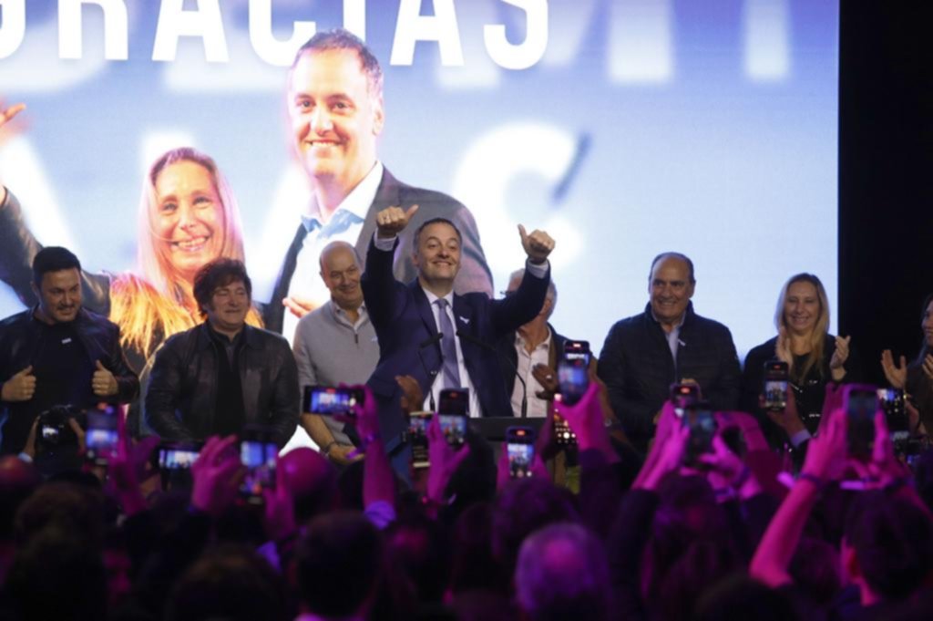 Batacazo libertario en CABA: Manuel Adorni le ganó al peronismo y al PRO