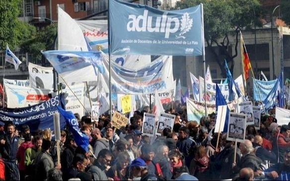 Universitarios arrancan con la semana de protesta: cómo afecta a facultades y colegios de la UNLP