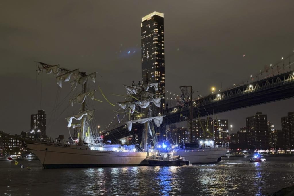 Insólita colisión: una fragata chocó con el puente de Brooklyn