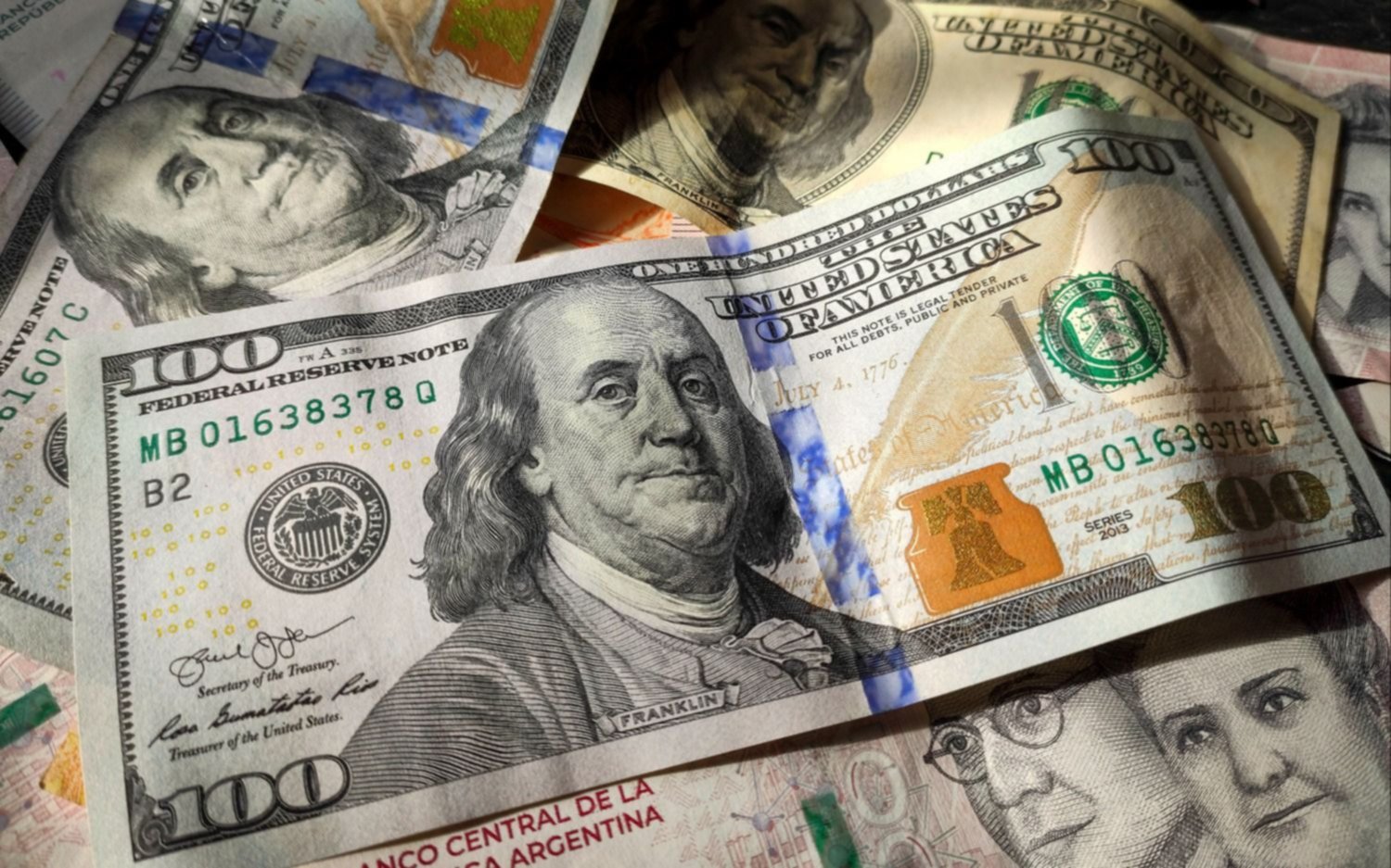 Estables el dólar oficial y el blue, bajan los financieros y el futuro