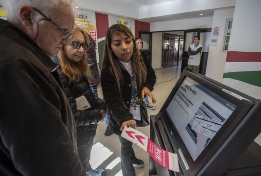 Más allá de la ola violeta casi la mitad no fue a votar o votó en blanco