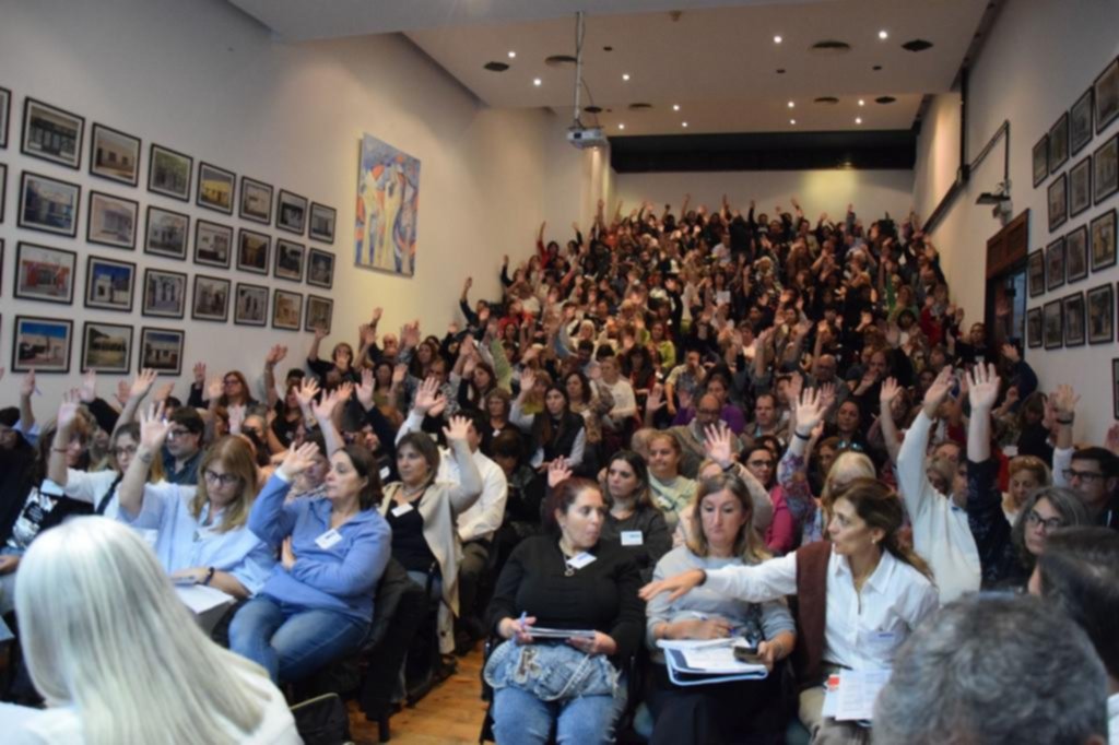 Arrancó el primer paro docente contra Kicillof: la Provincia descontará el día a los que adhieran
