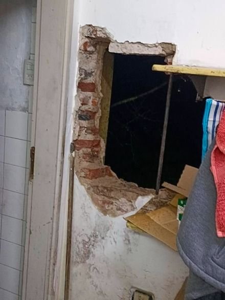 Hicieron un boquete y saquearon una escuela