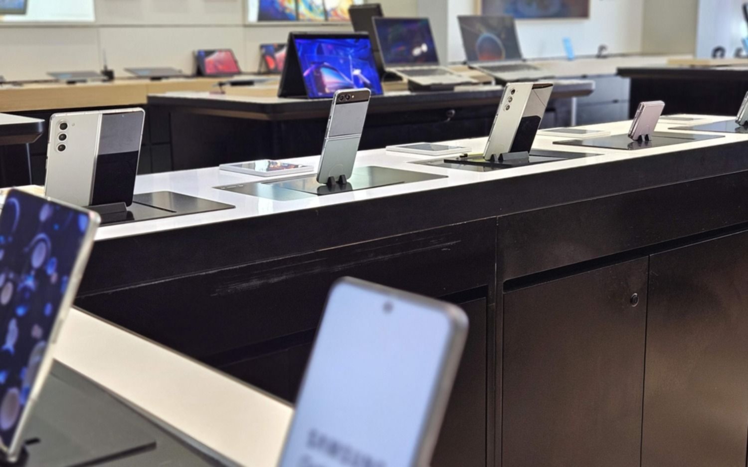 Oficializaron la baja de aranceles de importación de celulares y también de impuestos internos