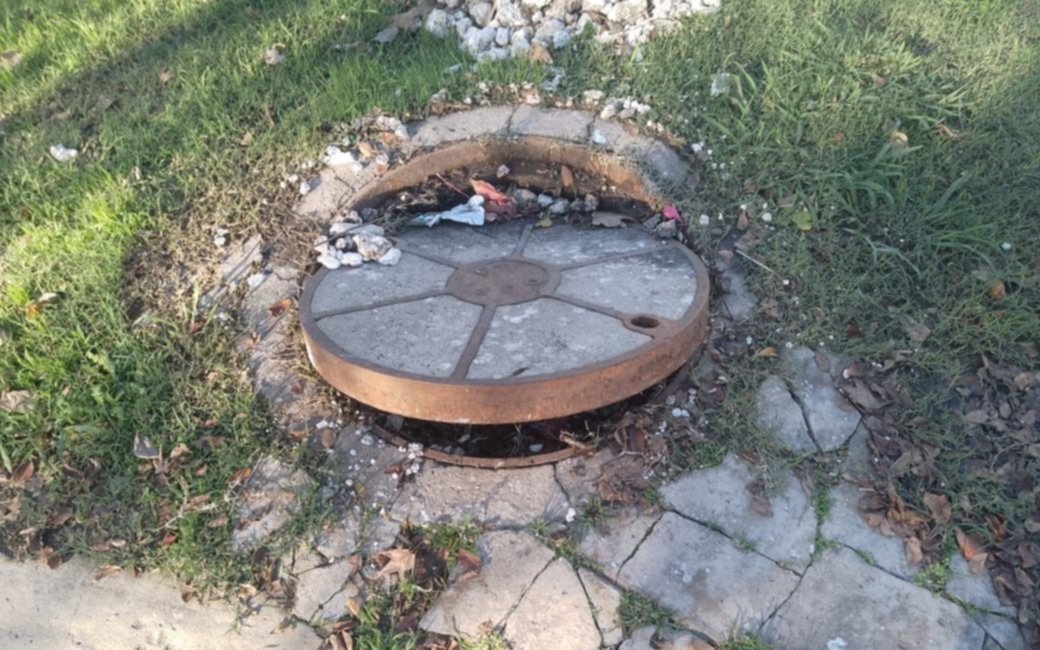 Tras un mes reclamando por cloacas tapadas, se le inundó la casa