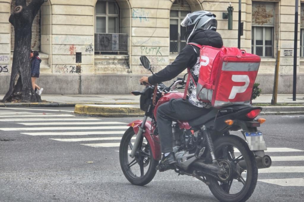 En moto con la App, hasta $1.000.000: los deliveries de La Plata ganan más que los empleados formales