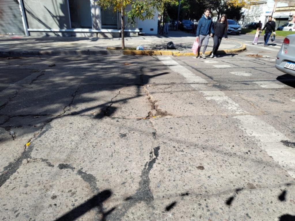 La esquina de 19 y 55 está cada vez más intransitable por los pozos
