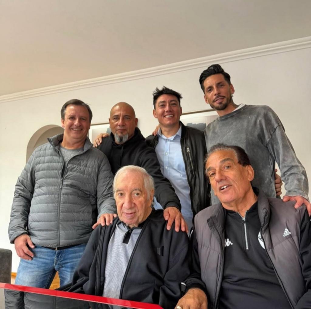 El Doctor Bilardo fue visitado por ex jugadores y glorias del Pincha