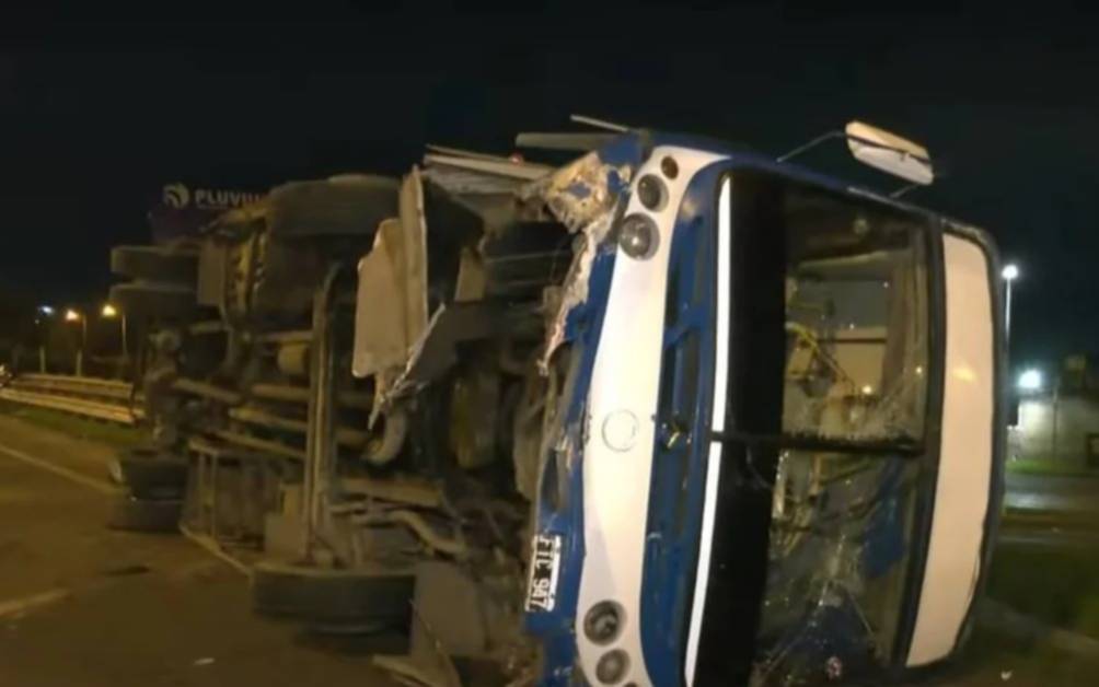 Choque y vuelco en el Acceso Oeste entre un micro y un camión: dos heridos
