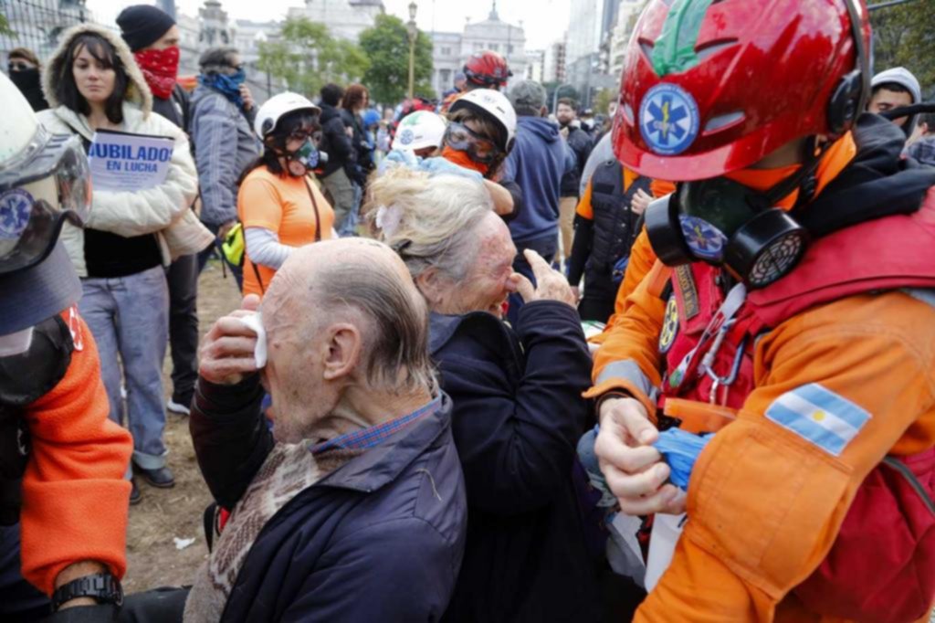 Corridas y tensión en otra marcha al Congreso