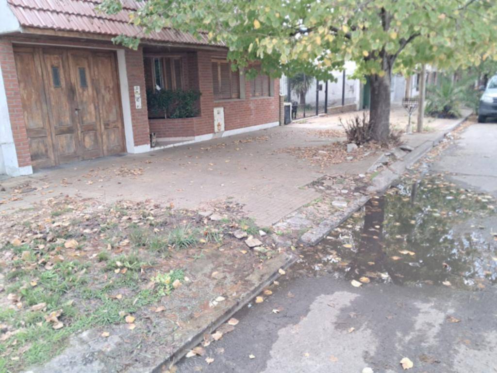 Sin servicio de agua hace un mes en una cuadra de barrio Hipódromo