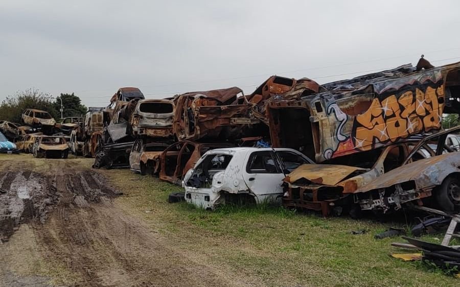 Últimas horas del cementerio de autos del Polo de Seguridad de La Plata: compactarán 1.250 vehículos