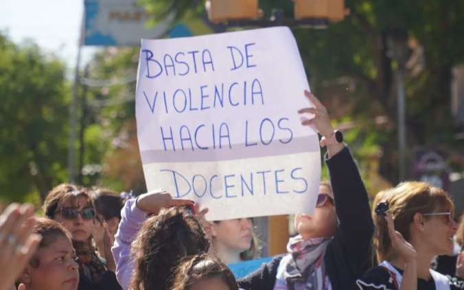Piden sanciones penales más duras para quienes ejerzan violencia contra docentes, médicos y choferes