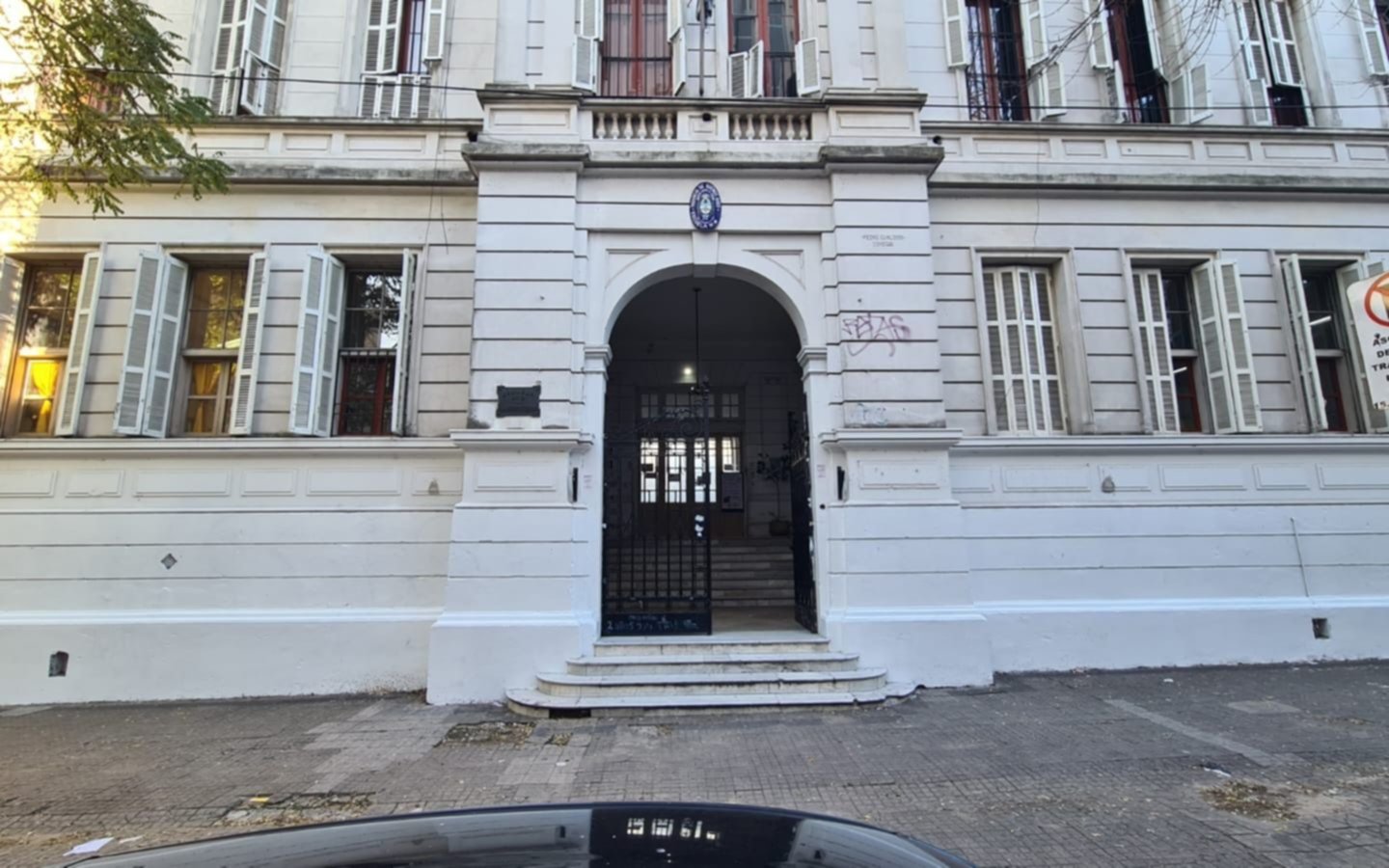 Jueves sin clases en escuelas de La Plata por una protesta de auxiliares y docentes: mañana se paraliza la UNLP