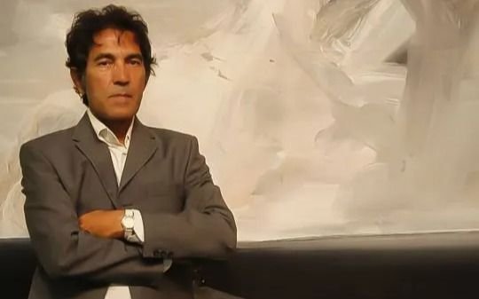 Ganó miles de euros vendiendo la escultura invisible y fue acusado de plagio