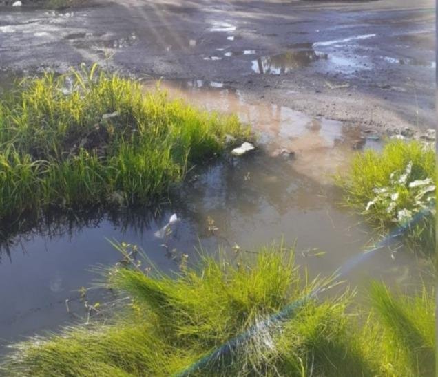 Acorralados por una laguna y con la calle destruida en 6 bis y 600
