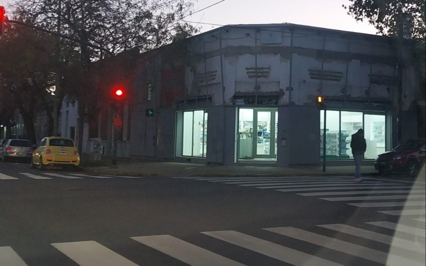 Alertan por delincuentes con inhibidores en el centro de La Plata: "bajé a la farmacia y me llevaron todo"