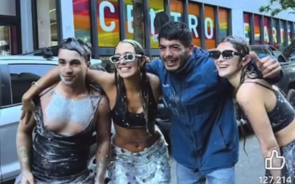 VIDEO. Se recibió de abogada en La Plata y festejó con el cuidacoches "que la acompañó" en la carrera