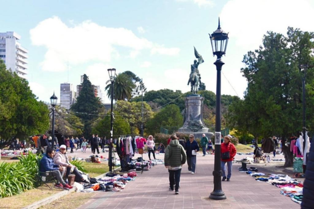 Plaza San Martín: de feriantes y manteros a ruedas de mate y runners