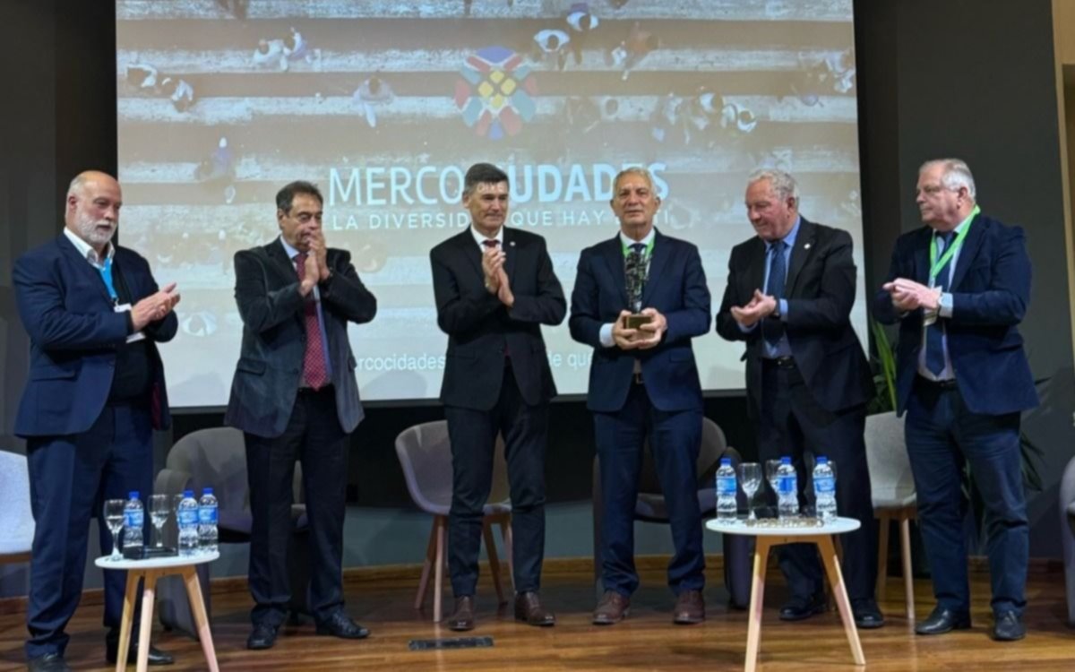 Alak celebró los 30 años de Mercociudades y La Plata fue galardonada por el CAM