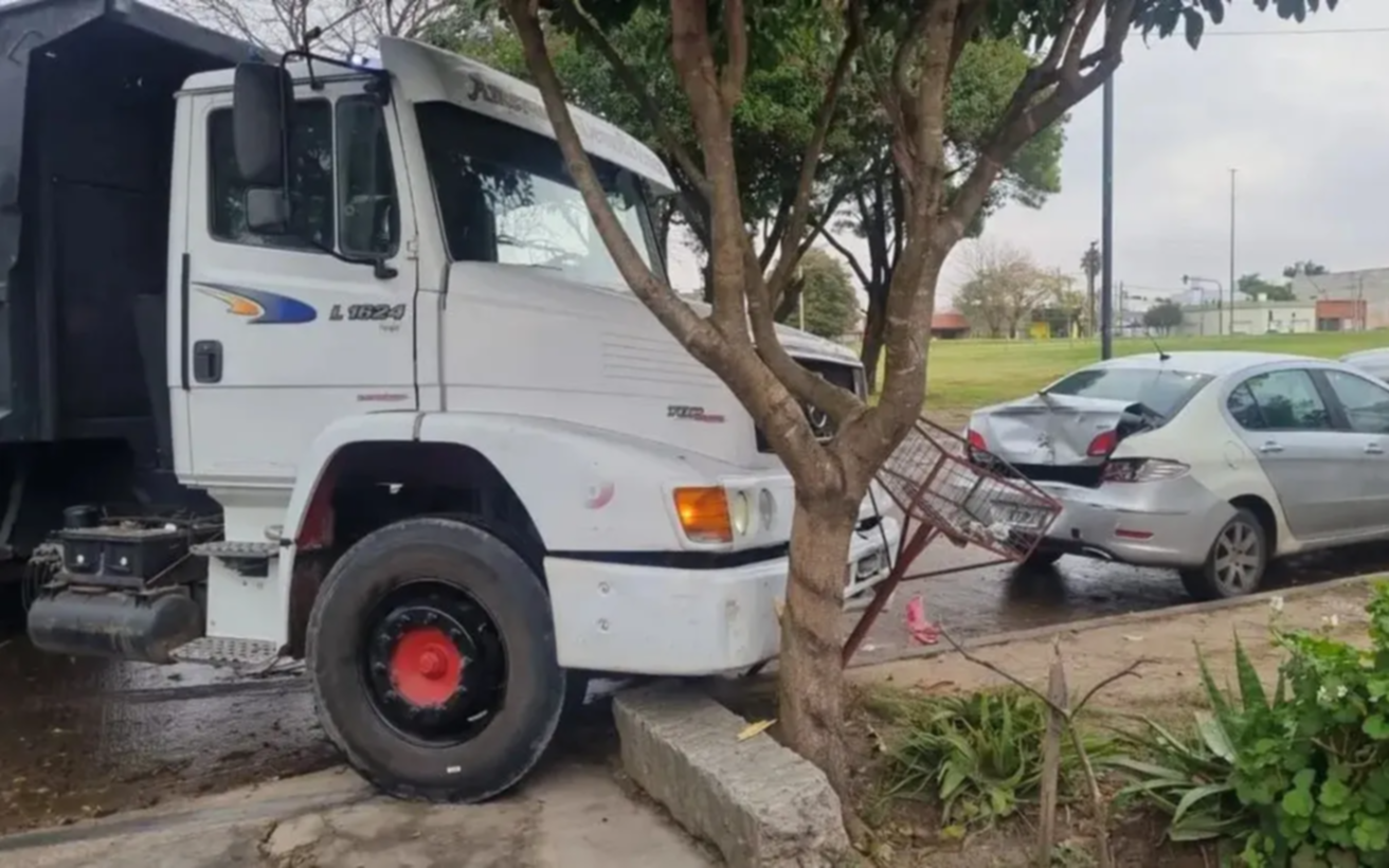 Perdió el control del camión en La Plata, chocó contra un auto y salvó su vida de milagro