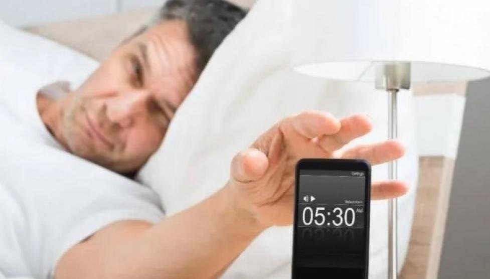 Reloj biológico: ¿es bueno despertarse antes de la alarma?