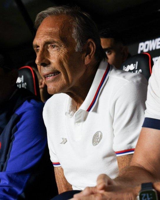 Miguel Russo, con la lapicera lista para firmar con Boca tras renunciar en San Lorenzo
