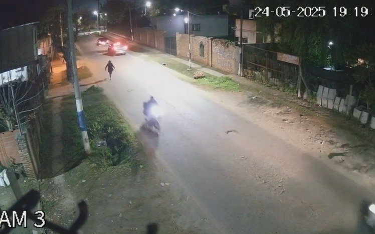 Terror en Villa Elvira: la tiraron de la moto y le robaron mercadería valuada en 600 mil pesos