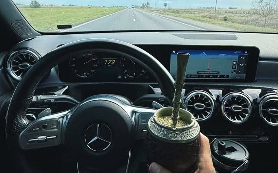 Damián Batallini generó una gran polémica en las redes: subió una foto tomando mate mientras manejaba a 170 km/h