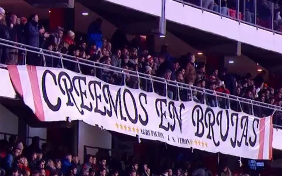 VIDEO. Sentido homenaje en la previa y en el minuto 11 por Juan Ramón Verón