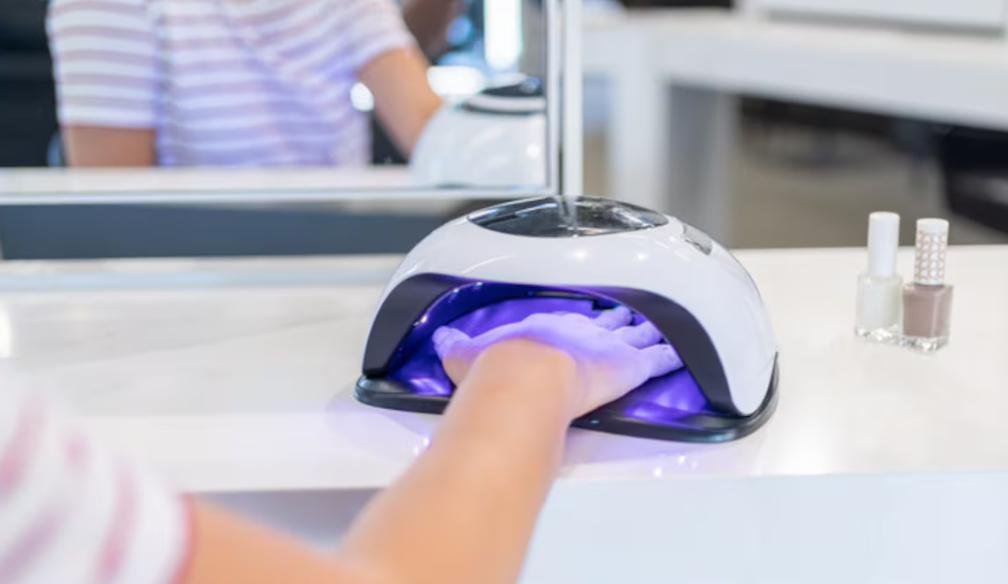 Alertan sobre los daños de lámparas UV en uñas