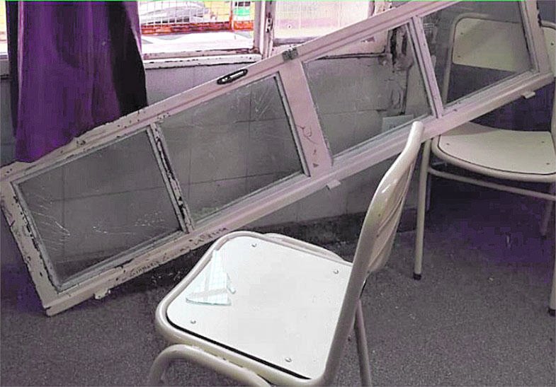 Una ventana cayó y lastimó a una auxiliar