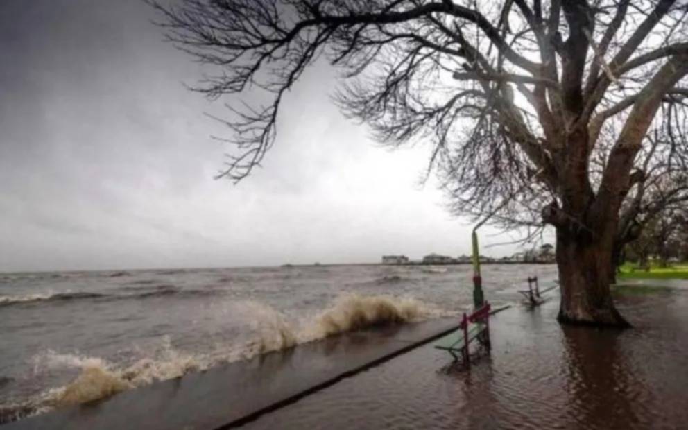 Alerta por sudestada en Quilmes: El río desborda y el agua llega hasta Otamendi y Yoldi