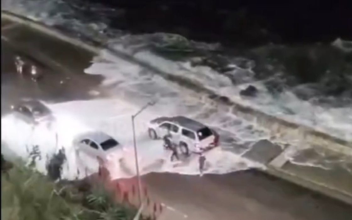 Olas de dos metros y destrozos en la costa de Mar del Plata