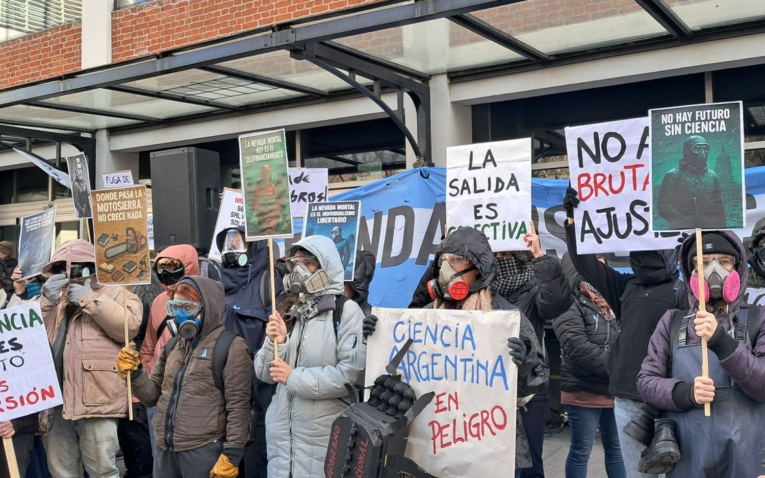 Científicos del Conicet marchan disfrazados de “eternautas”: "Una nieve tóxica destruye a la ciencia y a la universidad"