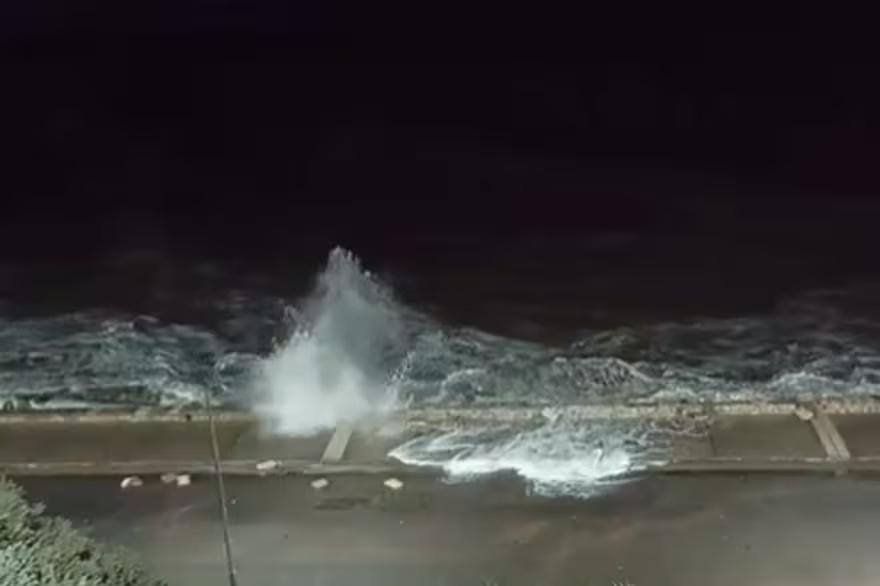 Mar del Plata: olas de dos metros y daños en la costa