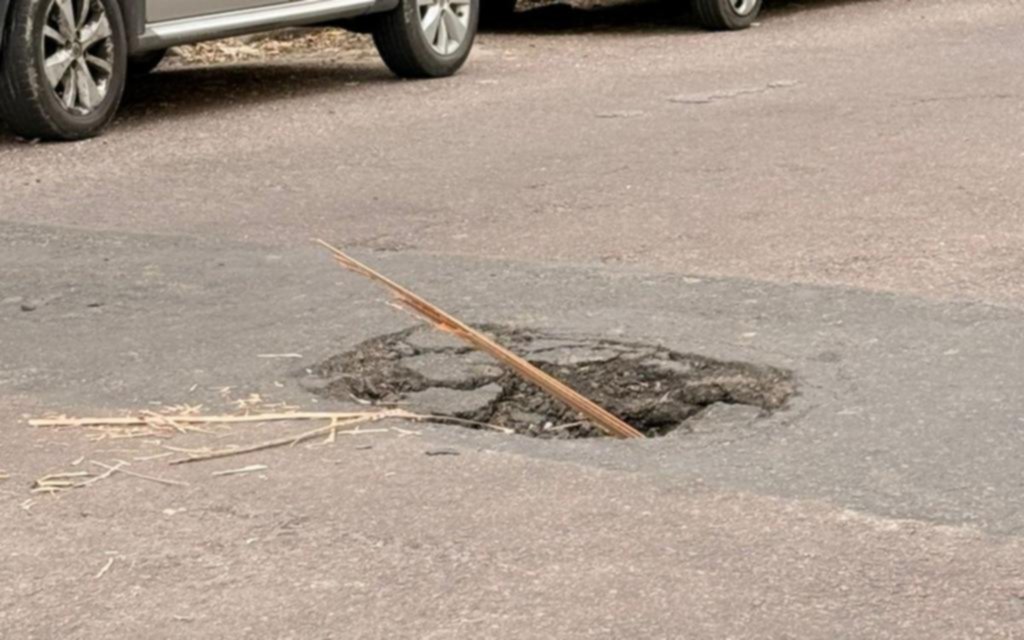 Un bache profundo en la cuadra de 46 entre 5 y 6, peligro para el tránsito