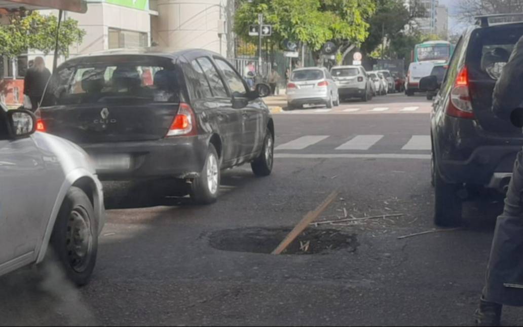 Un "socavón" pone en peligro a los conductores en pleno centro de La Plata