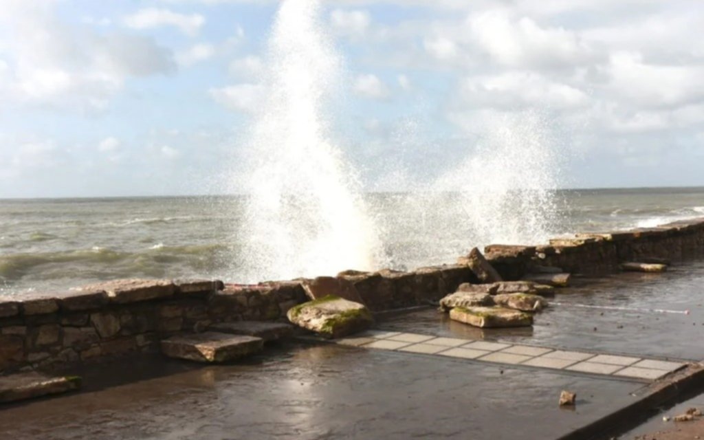 Mar del Plata: daños en el Paseo Dávila por el fuerte oleaje